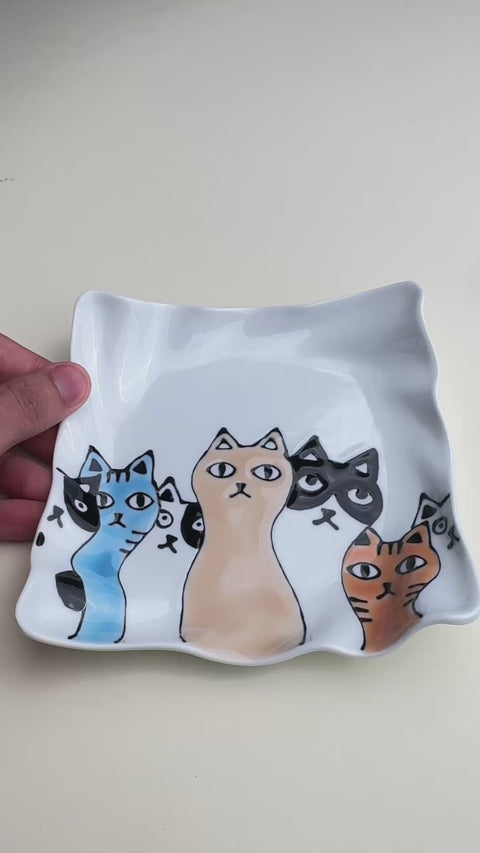 ceramic dish video showing the hand printed cat conference, the cats are with orange, blue, white and black colours,